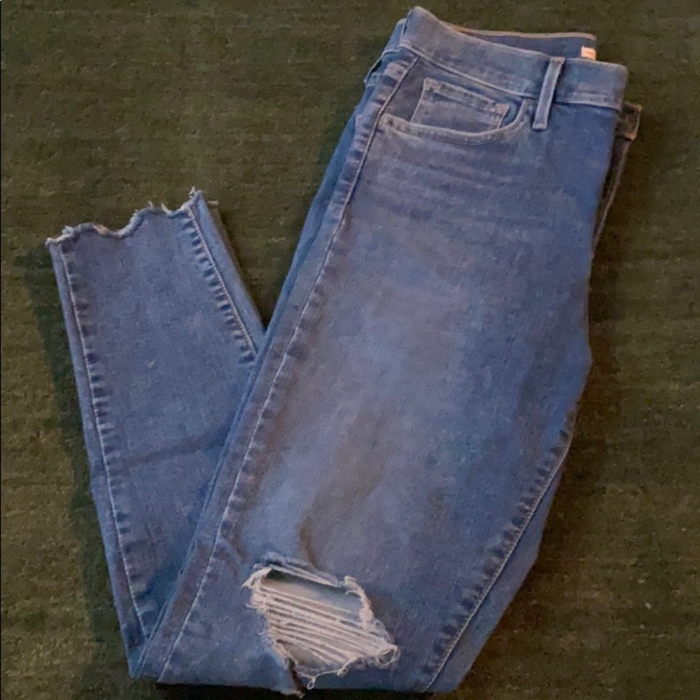 Blue Denim Levi’s -Skinny and High waisted w/rips